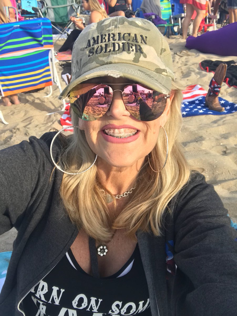 weebitsavy's tweet photo. Beach bash. FuN tiMe!!! https://t.co/ONI5muuKuV