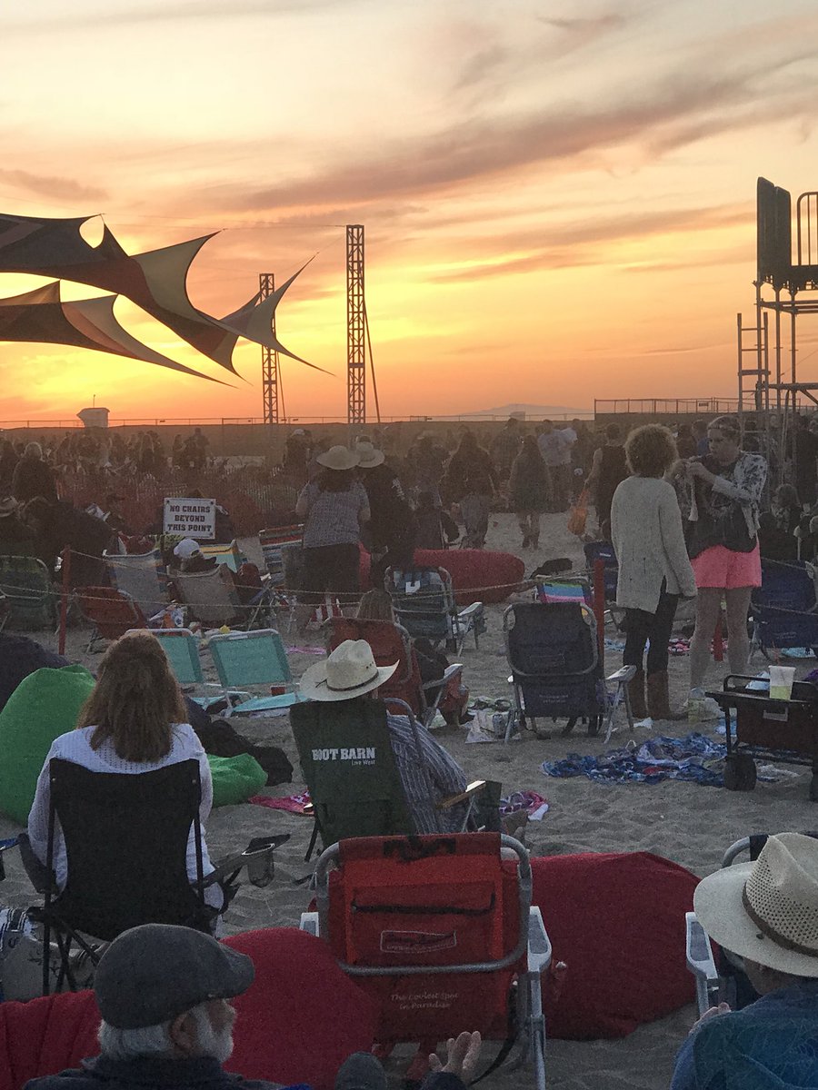 weebitsavy's tweet photo. Beach bash. FuN tiMe!!! https://t.co/ONI5muuKuV