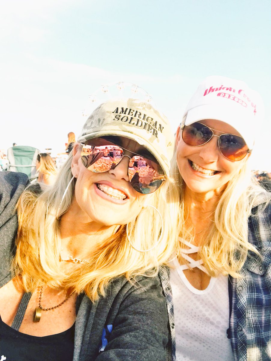 weebitsavy's tweet photo. Beach bash. FuN tiMe!!! https://t.co/ONI5muuKuV