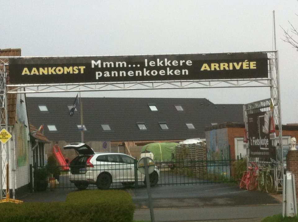 creashocker's tweet photo. Je winkel versieren als aankomstplaats - voor de fietsende toerist - gespot in Bredene ... https://t.co/IYy7M3HCl4