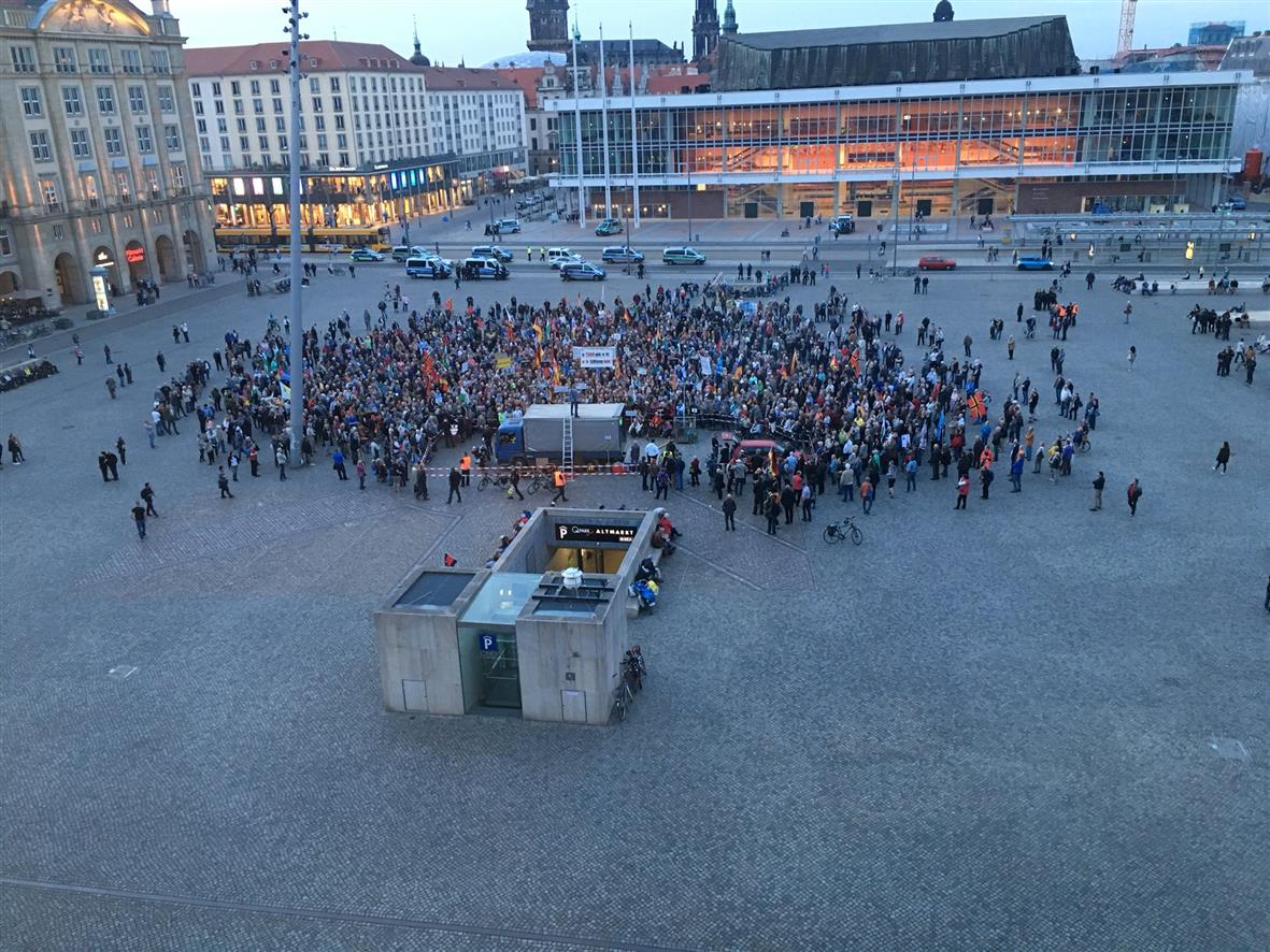 SvenIsHell's tweet photo. #dd0904 #Pegida ist selbst zur Resterampe verkommen (und das meine ich nicht "inhaltlich). Das Bild ist laut @streetcoverage am 09.04.2018 um 19:47 Uhr entstanden: https://t.co/xNdFxeWLqT