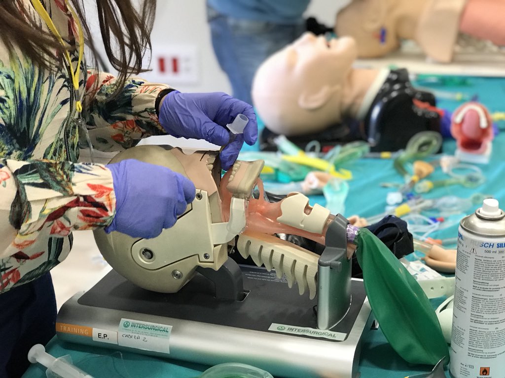JesusFlores_MD's tweet photo. Primer día del #MIVA en #Jerez 2018... Manejo Básico, Predicción de Dificultad y Dispositivos #Supraglóticos. Mañana más!
Gracias @intersurgical @medcomflow @AmbuUSA https://t.co/cRQ3n7tkvj