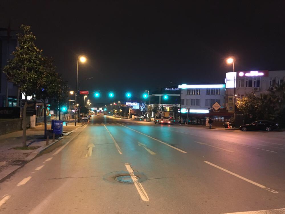 İBB Ulaşım Daire Başkanlığımız ile şehrimize yeni bir kent mobilyası hazırladık. Çok şeritli yollarda tek konsolda (9m) trafik Işıkları, trafik levhası, aydınlatma, yaya butonu, trafik sensörü, WiFi gibi tüm ürünleri toplayan entegre trafik direği. Örnek uygulama sahada hazır.👍