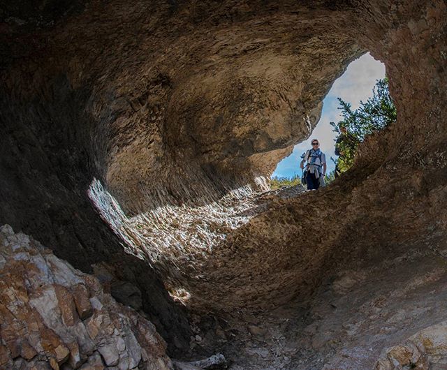TourInProv_App's tweet photo. Au départ de #pointsublime le sentier #blancmartel 🚶‍♀️descend dans la #foret Petite pause à la grotte du Baou avant la traversée des tunnels... #rando #lapaludsurverdon #gorgesduverdon #hautvar #verdon #randonnée #sentiermartel #walk #hike #var #pro… https://t.co/oBzW5SgtB8 https://t.co/daiwopmhof