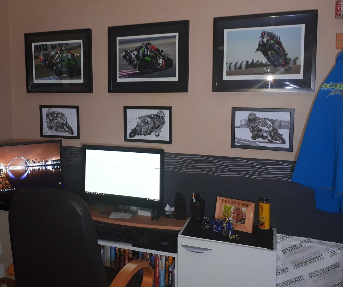 AAlexander_1892's tweet photo. 3 x @Billyartist @jonathanrea prints framed and above my desk. Perfect👍🖌🎨
3 Prints, 3 Years, 3 World Championships, 1 Top Rider
#JR3peat #TeamGreen https://t.co/oJ2C7mP4ET