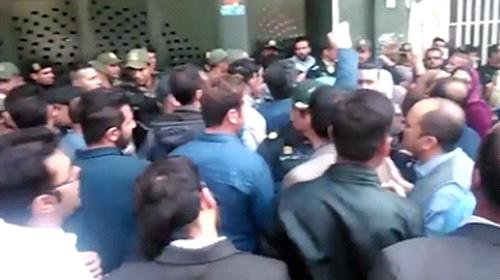 #Iran : Tehran, #protest gathering of creditors of ' Alborz' financial institution
A group of looted creditors held a protest rally against the central organization of the rural cooperative in Tehran
  #IranProtests  #MaryamRajavi #AlbertoSanJuan
  
english.mojahedin.org/newsen/63801/I…