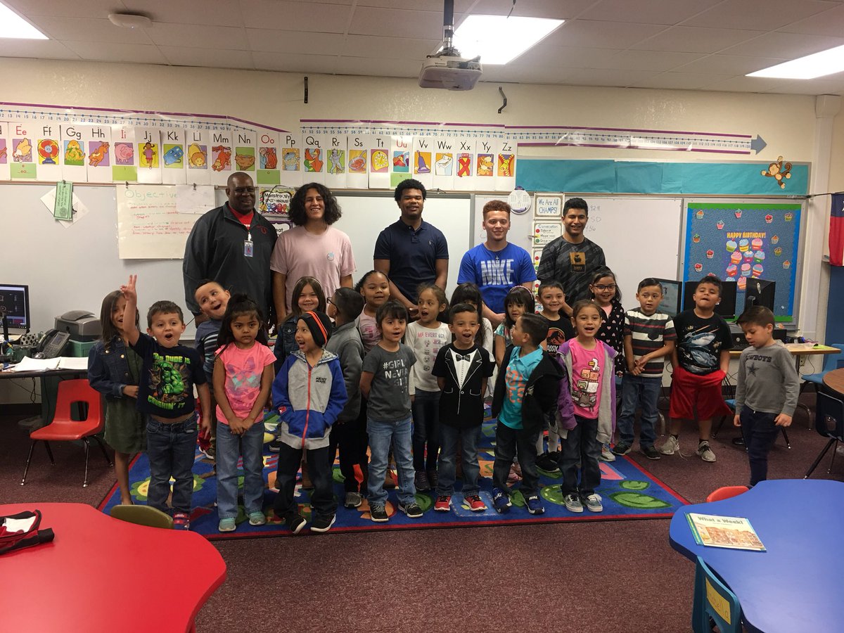 WoodReadingSpc's tweet photo. OHS football players reading to Kinder at Pease! @ECISD_T2L @PeaseECISD https://t.co/jTTQaiz2mk