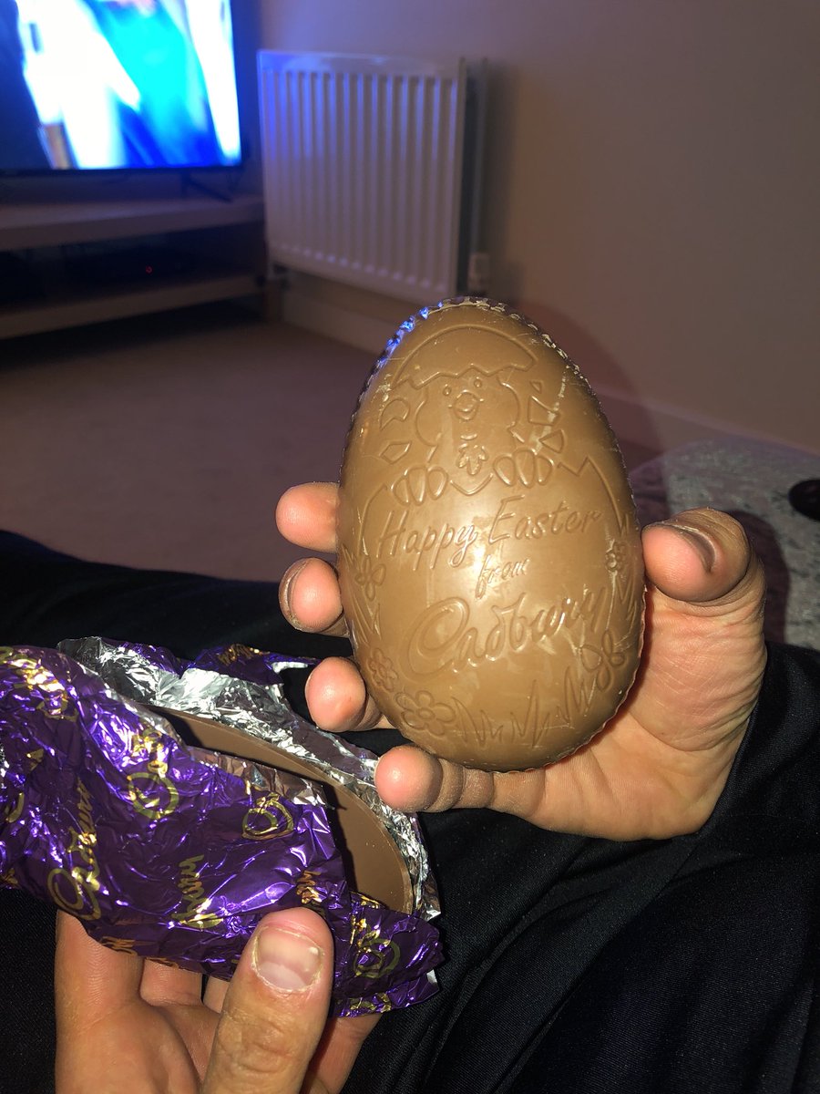 bowya90's tweet photo. @MagnumUK this yellow gloop at the end of my magnum is exactly what I wanted to see when opening our ice cream this evening. Oh and to top that off,I realise the ice cream is all sticky as well! 🤮😷🤢 #disgusting #makesmefeelsick At least @CadburyUK have my back 👊🏼 https://t.co/uE53iA4q4R