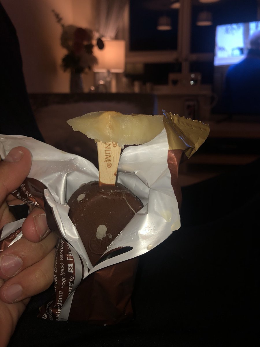 bowya90's tweet photo. @MagnumUK this yellow gloop at the end of my magnum is exactly what I wanted to see when opening our ice cream this evening. Oh and to top that off,I realise the ice cream is all sticky as well! 🤮😷🤢 #disgusting #makesmefeelsick At least @CadburyUK have my back 👊🏼 https://t.co/uE53iA4q4R
