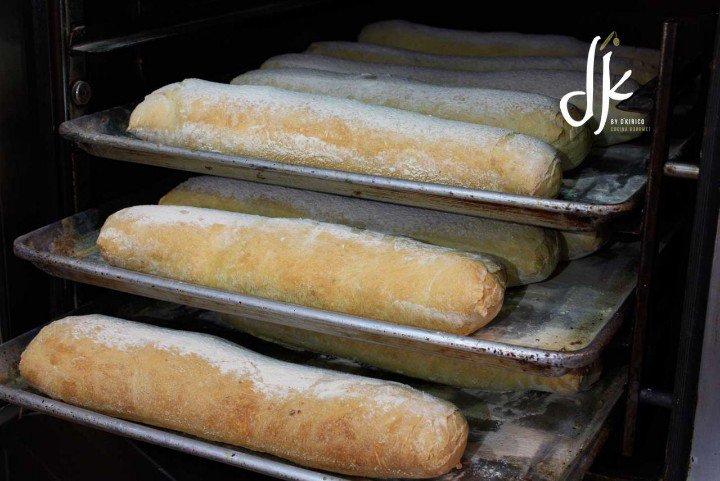 dkirico's tweet photo. Nada como el sabor #tradicional de nuestro #PanArtesanal, horneado diariamente desde las 8am para ser disfrutado en nuestro #restaurante, o para que lo lleves a casa. #FelizLunes #InicioDeSemana! https://t.co/OsOnOyDaIs