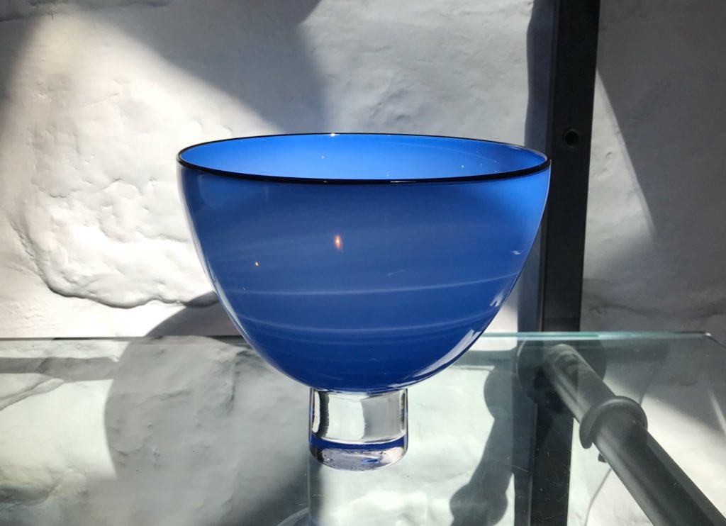 gilliesjones's tweet photo. Welcome #Spring sunshine touching a new cornflower blue opaque bowl #StudioProduction #BeautifulBowls #awayofliving
#handmadeluxury
#simpleandstill
#livingcraft
#smallandmightybusiness
#ccdirectory https://t.co/yvO6rHRuvL