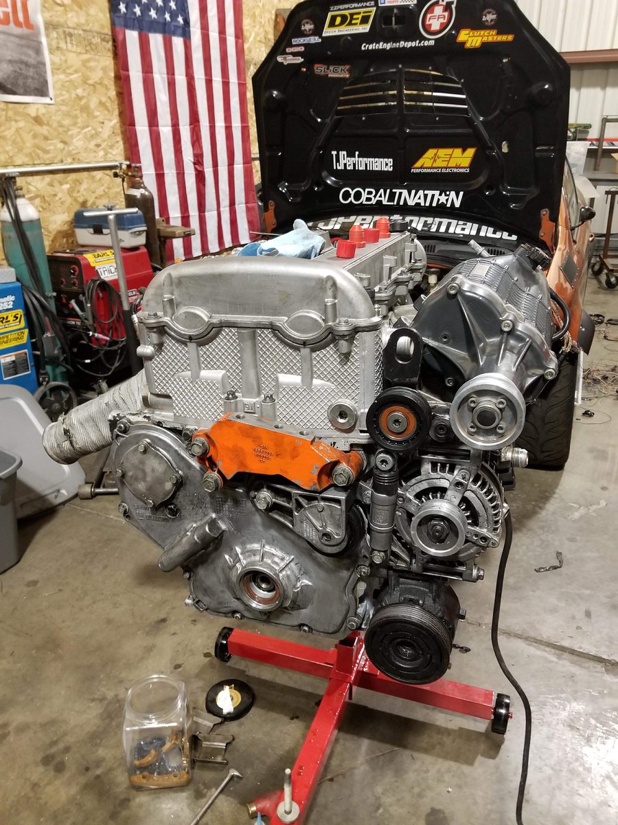 Foximus05's tweet photo. It’s #MotorMonday so have a shot from the TJP shop last night of Phoenix’s new 2018 powerplant. Freshened up from 2017 and got a new goodie or two. Can’t wait til dyno time. #team501 #believeinorange https://t.co/r8slMdgVtZ