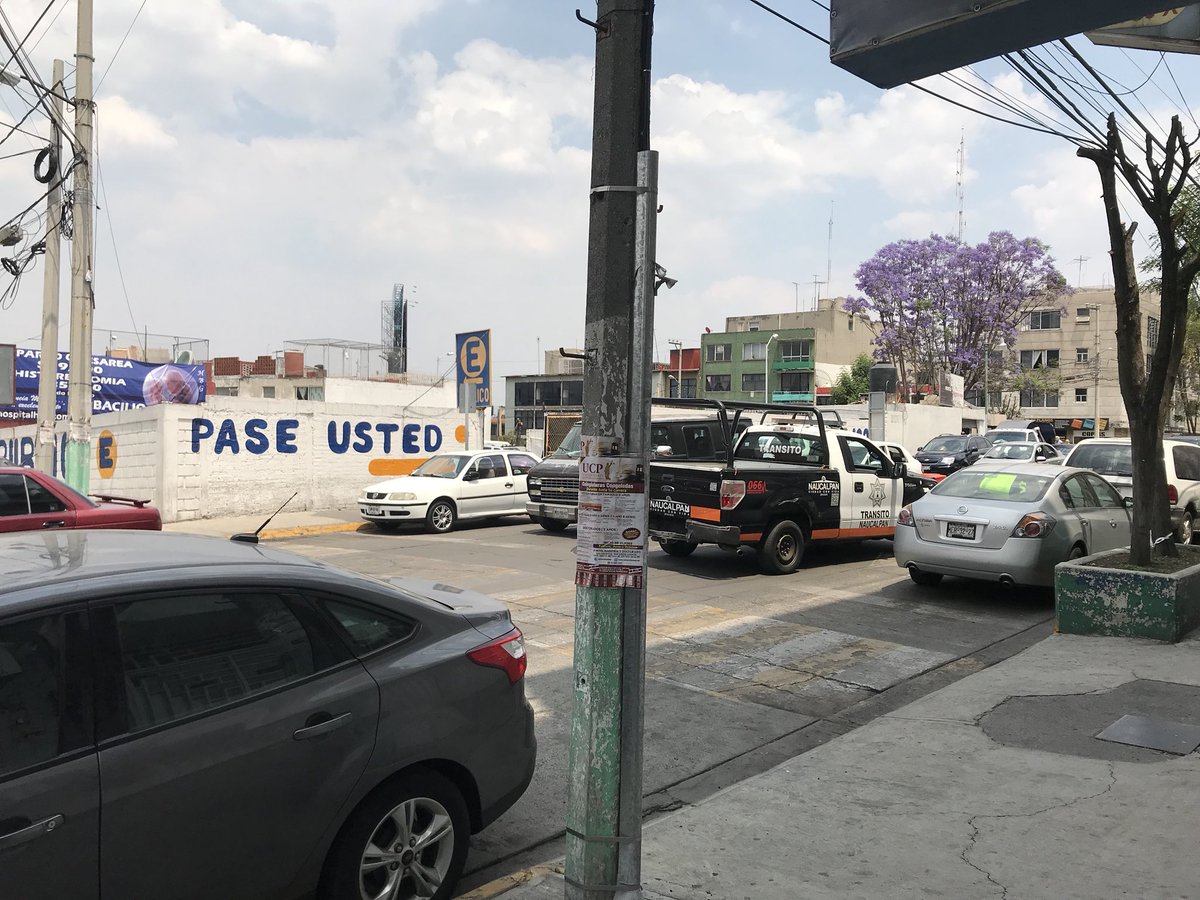 ferock101's tweet photo. Hasta cuando van a poner orden @NaucalpanCiudad @seguridadnau en colonia mirador, estropean demasiado la circulación con su doble sentido sin realmente un sentido útil para la comunidad @VILLALVAZO13 @inakimanero @brozoxmiswebs https://t.co/XrLyImP3K1