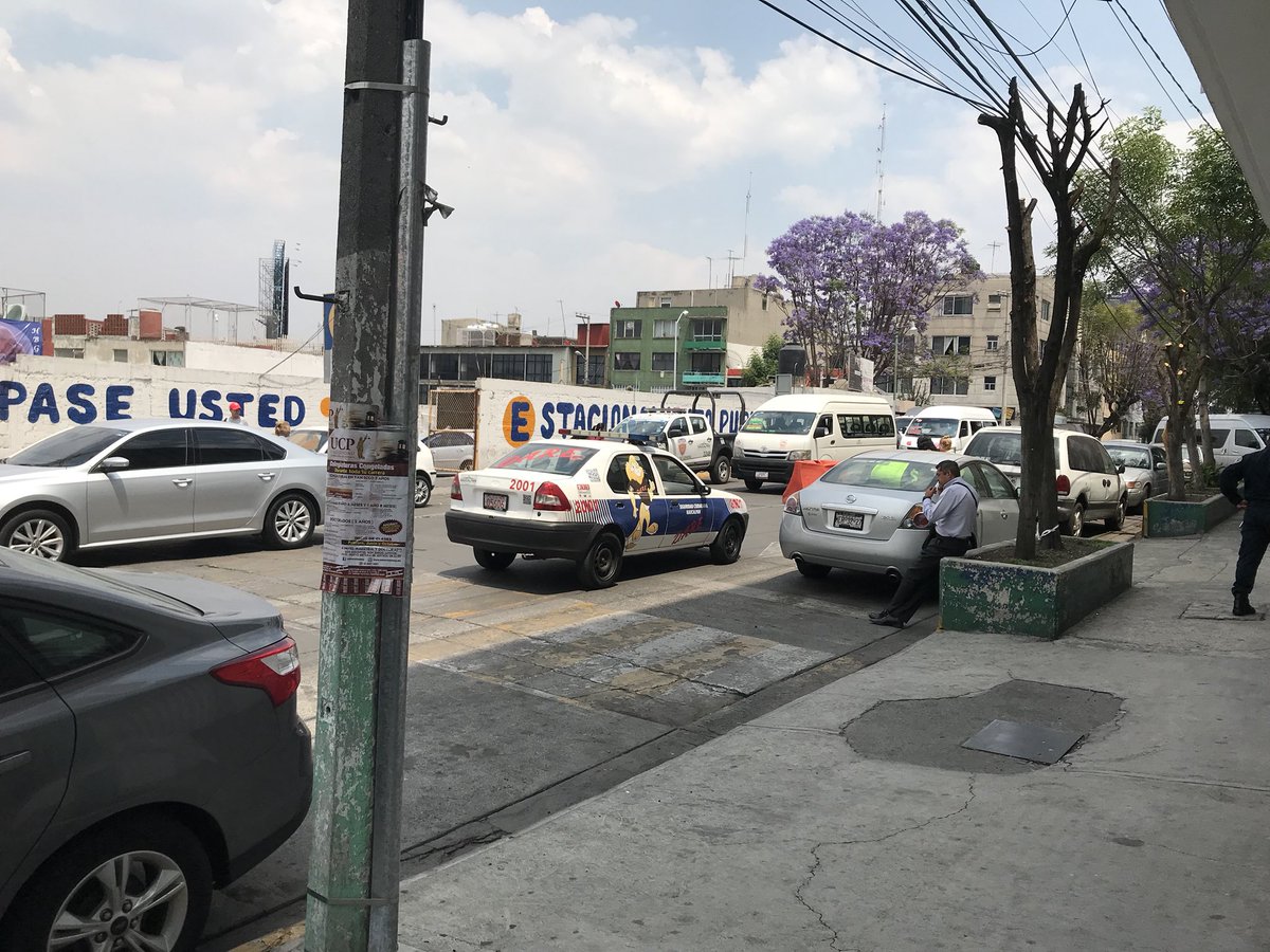 ferock101's tweet photo. Hasta cuando van a poner orden @NaucalpanCiudad @seguridadnau en colonia mirador, estropean demasiado la circulación con su doble sentido sin realmente un sentido útil para la comunidad @VILLALVAZO13 @inakimanero @brozoxmiswebs https://t.co/XrLyImP3K1