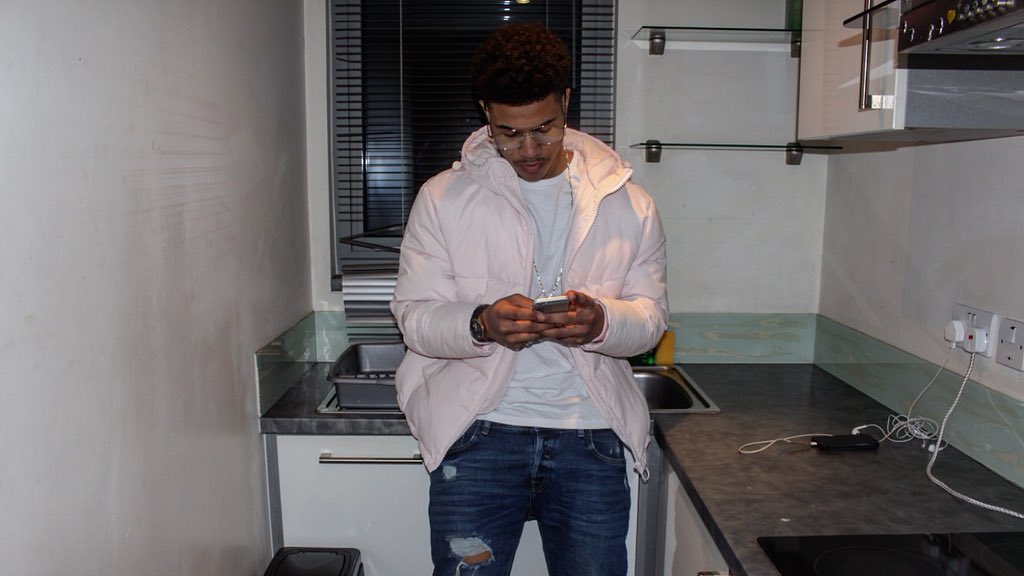 edensakyi_1's tweet photo. Phone is the new home 🤫 https://t.co/WxYvtddGbw