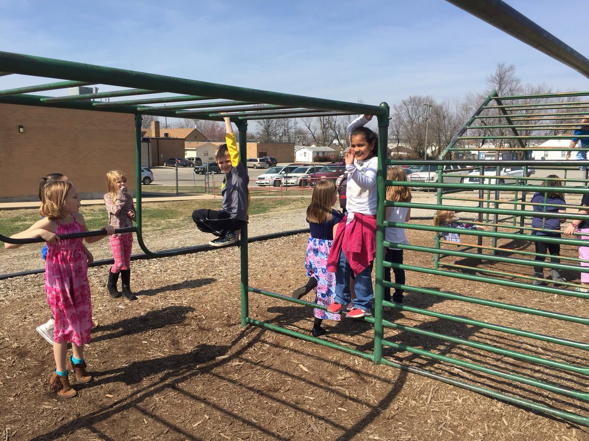 DameronMC2's tweet photo. We are Celebrating our Monday by kicking off our Genius Hour projects and finally having a warm day to play outside!! #celebratemonday #MCleads https://t.co/KNj87EmcQg