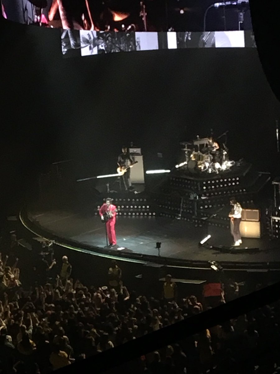 bxybandsx's tweet photo. @Harry_Styles you were amazing tonight I love u https://t.co/xqmSFvA2El