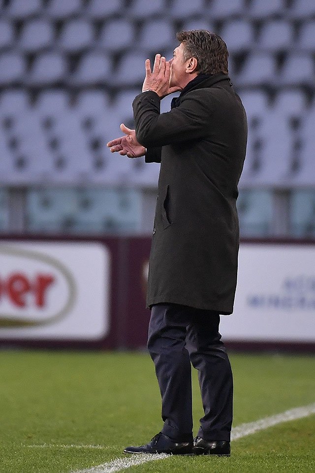 MatteoPedrosi's tweet photo. #Mazzarri dopo 12 turni: 6 vittorie, 2 pareggi, 4 sconfitte = 20 punti (21 gol fatti, 11 subiti = +10)
#Mihajlovic dopo 12 turni: 4 vittorie, 5 pareggi, 3 sconfitte = 17 punti (17 gol fatti, 19 subiti =-2)
Commenti pro-Sinisa dopo Cagliari = 0. 🔚 #difesaa3 #compattezza #fiducia https://t.co/sWFnZauURi