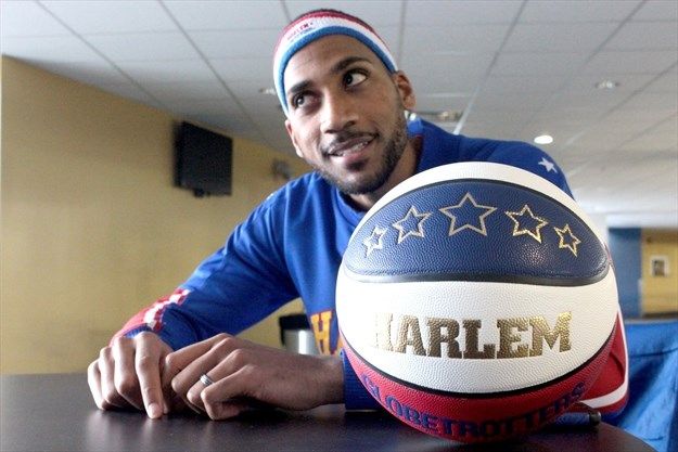 ScottRosts's tweet photo. A tag-team effort by our Niagara College interns, @RichaBhosale on camera and @kendra_conron writing:  Harlem Globetrotters ready to have a ball in Niagara https://t.co/O0AruYSZaR https://t.co/wuVPmIMgun