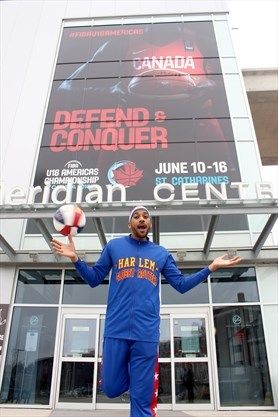 ScottRosts's tweet photo. A tag-team effort by our Niagara College interns, @RichaBhosale on camera and @kendra_conron writing:  Harlem Globetrotters ready to have a ball in Niagara https://t.co/O0AruYSZaR https://t.co/wuVPmIMgun