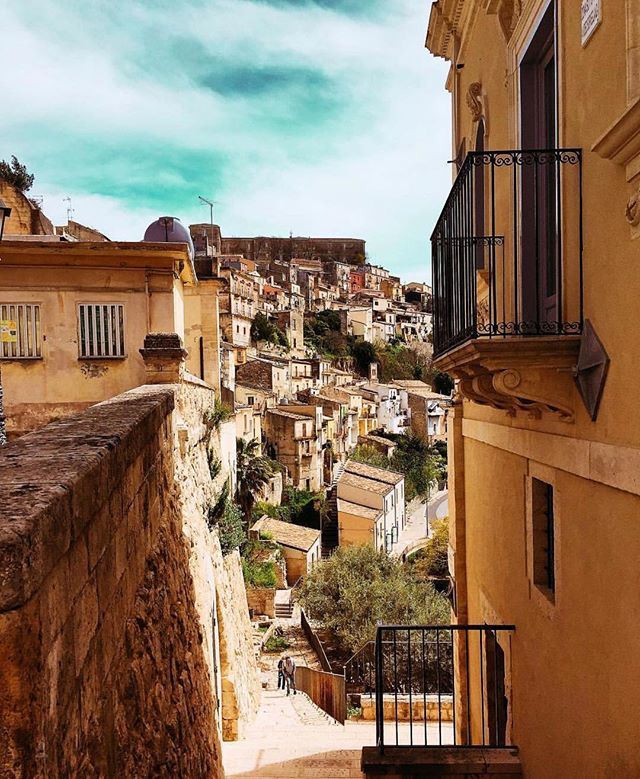 Iniziamo la settimana con un angolo nascosto di Ragusa Ibla, perla del Barocco. 📷 Foto selezionata da @robertachessari 
#igersragusa #ragusaibla ift.tt/2qnwffY