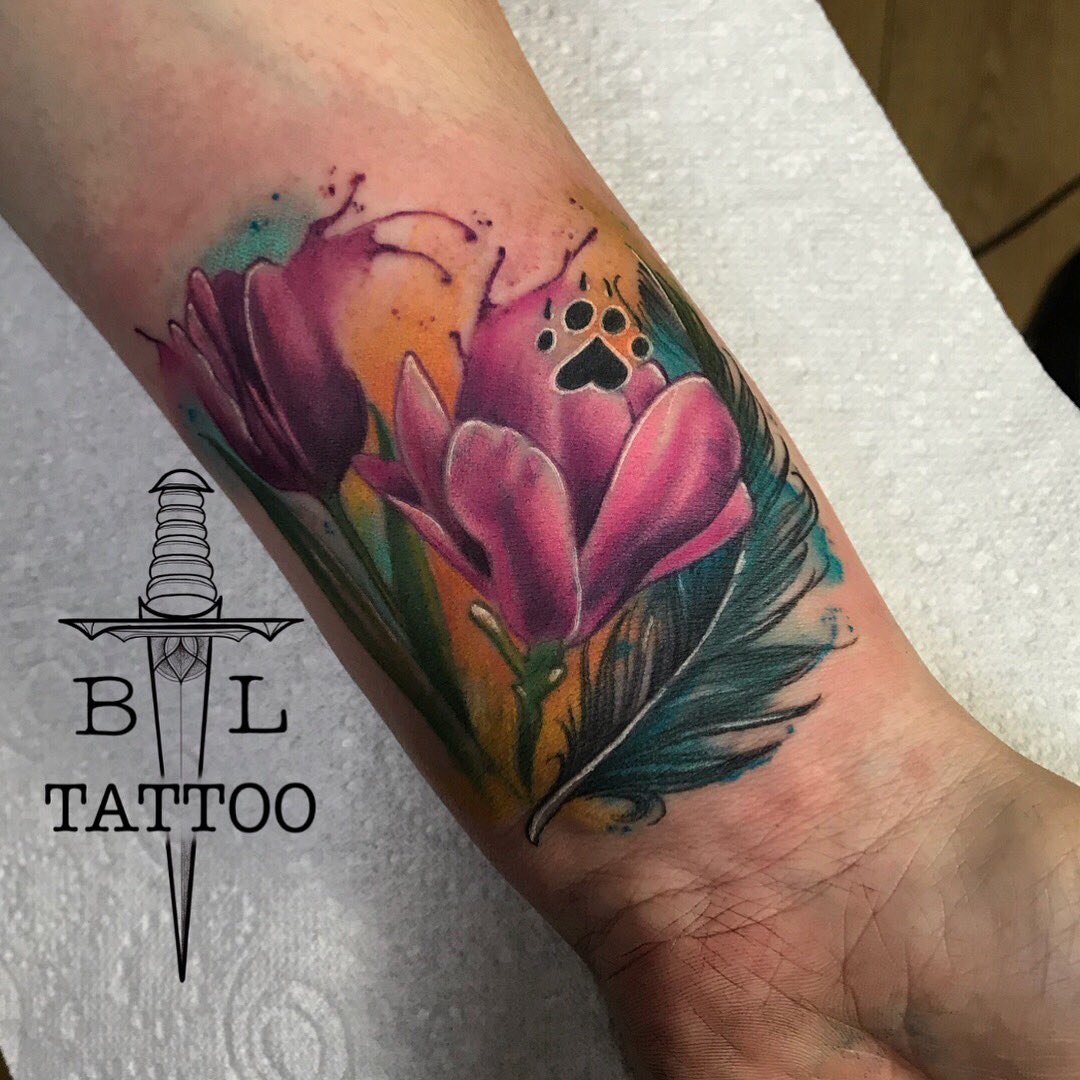 BenLabrumTattoo's tweet photo. Little birthday cover up For @jennyjones1986 today 🐶🌸 #flower #tulip #feather #colour #colourtattoo #watercolour #watercolourtattoo #tattoo #tattooist #tattooartist #redmoontattoocollective #uktta #pantheraink #fusionink #killerinktattoo #ezcartridgecouk https://t.co/jsgPhF56Yy
