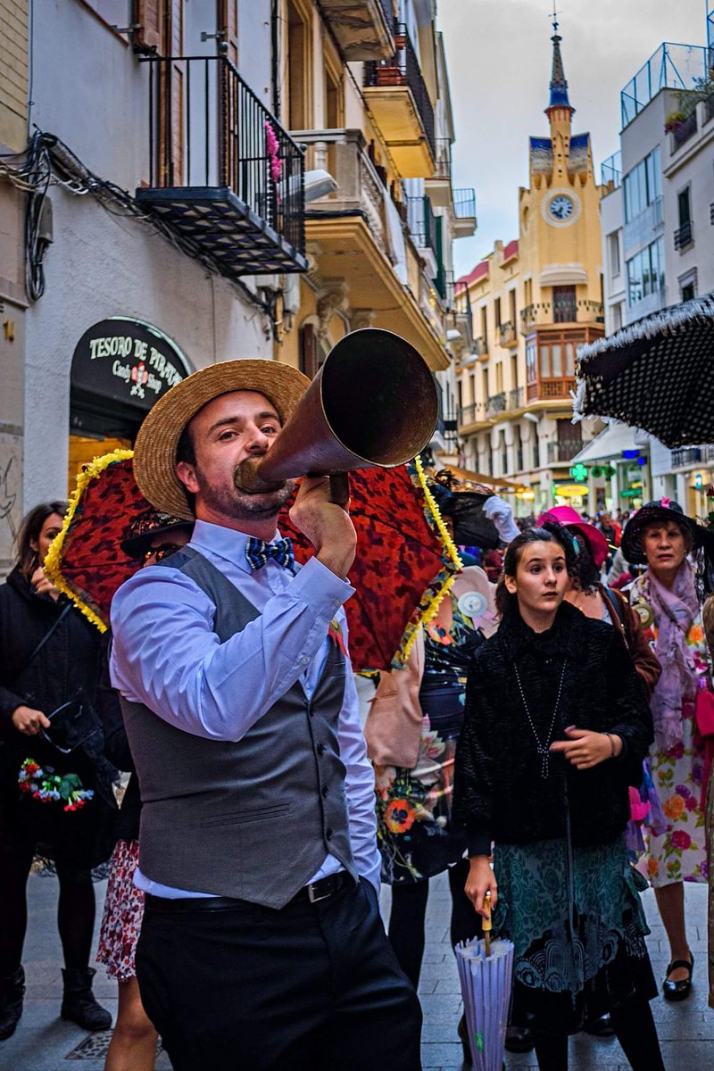 Jazz Antic Parade 2018 L'acte central del Jazz Antic Sitges que es va celebrar el dissabte, on tots els músics del Festival fan 'parades' a diferents locals de la vila. Totes les fotos del Parade a continuació Fotos Lluis Chacón #jazz #JazzAnticSitges #JazzSitges #Sitges #JAS