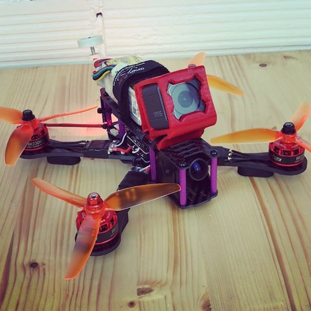 deDronesFPV's tweet photo. ¿Quieres aprender a montar tu propio drone de carreras calidad/precio desde 0? @pijuliyoo y @ponceeric te enseñan como!!! 🎉❤️ #dedrones #tutorial #guia #dronevlog #dronestagram #dronesdecarreras https://t.co/ovyA8hOrSN https://t.co/HJSBIjbtt6