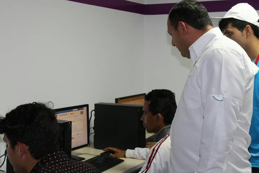 hugbelpsuv's tweet photo. #ANUNCIO Inauguramos una Granja de Minería Digital Universitaria en la Escuela Latinoamericana de Medicina Salvador Allende @elam_sa ¡El #Petro sigue avanzando! #VenezuelaTrabajaYAvanza https://t.co/gxrpVn6Htr