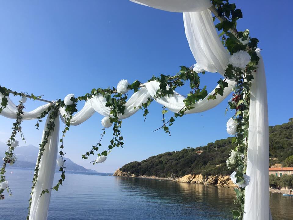in_elba's tweet photo. NOZZE IN RIVA AL MARE... PURA POESIA perché il MARE ci mette in contatto intimo con NOI STESSI, arrivando dritto al ❤️#WeddingInElba #IsoladElba #ElbaIsland #Tuscany #Toscana #WeddingTourism #RossellaCelebriniEvents #WeddingExperience #TuscanyExperience https://t.co/jClJoMUzbG https://t.co/0vVqoHoPDe