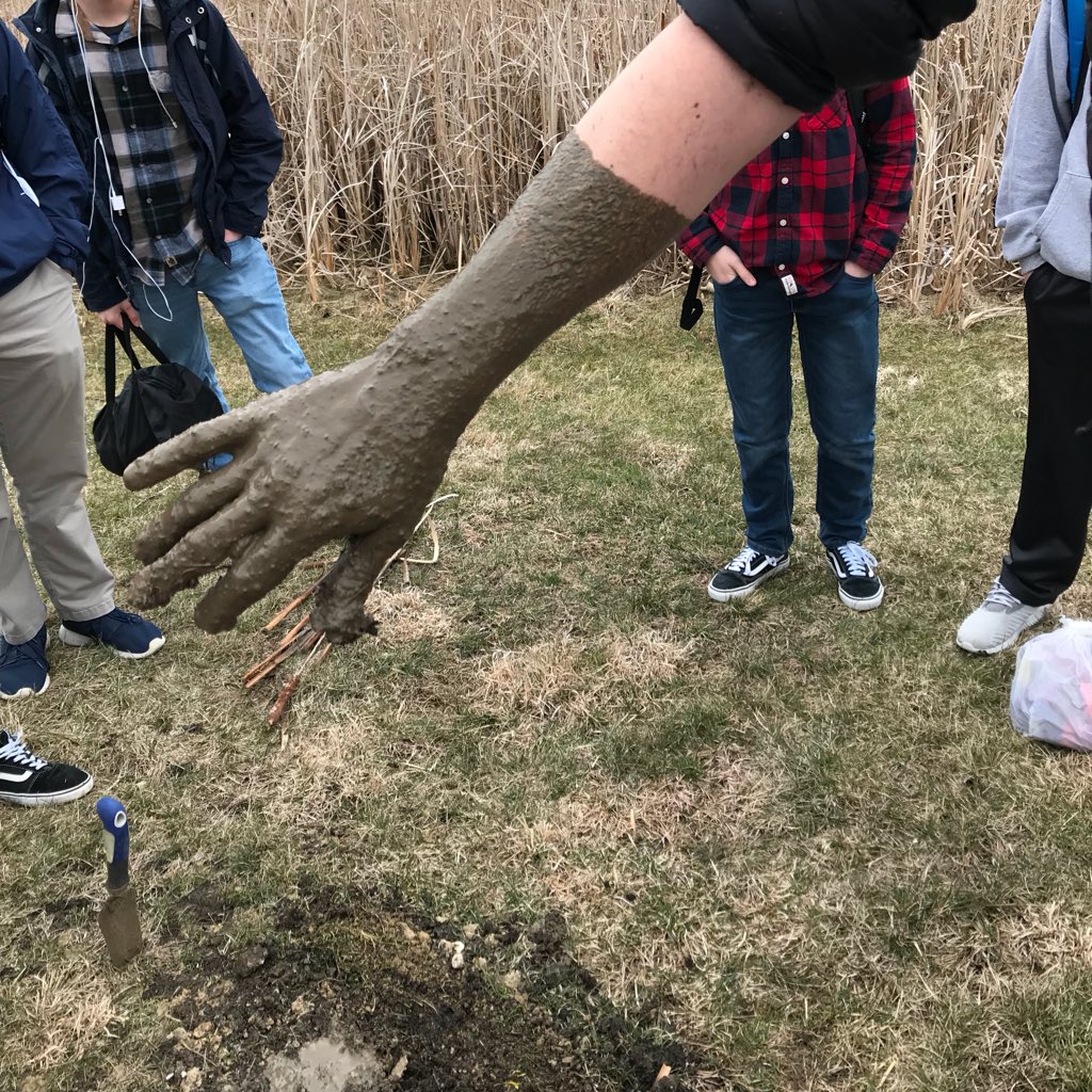 EcologyOe's tweet image. Successful meeting! Put in a new birdhouse on campus #birdingfun 🐦🏠🌳