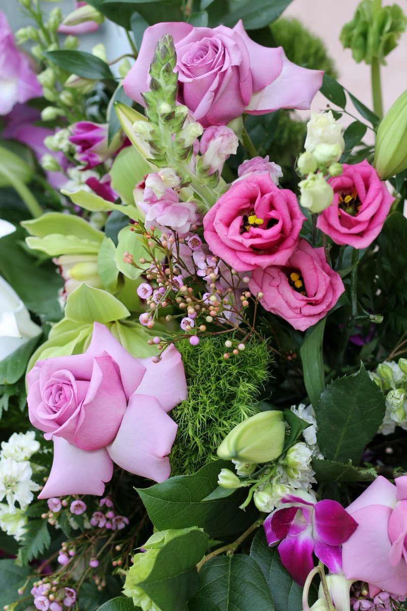 Take a look at the details to this standing spray! Gorgeous!
.
.
.
#florals #flowers #details #flowerdetails #texture #indepth #purple #pink #green #roses #lisianthus #orchids #springtime #flowersinspring #smallbusiness #losangeles #localflorist #floraldesign #florist