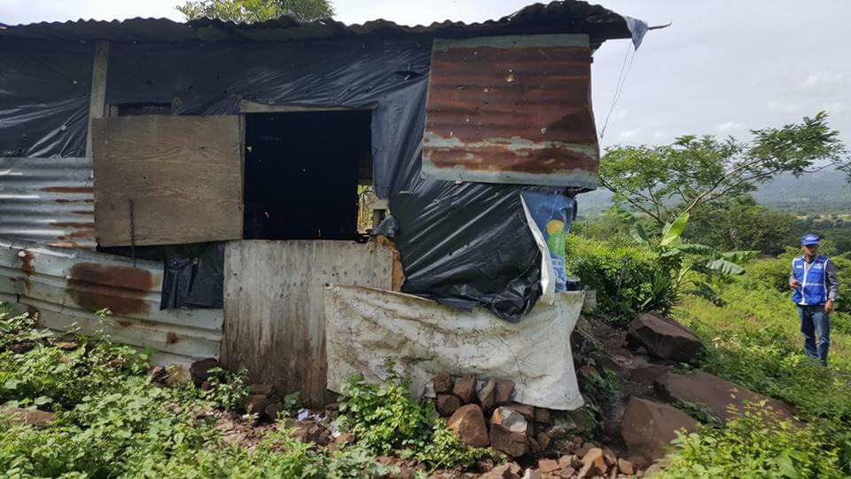 Sedesolhn's tweet photo. ¡El antes y el después!. 
De esto trata #VidaMejor: darle bienestar y dignidad a los que más necesitan. Doña Josefina Portillo ahora cuenta con una vivienda digna, gracias al programa Vida Mejor que lidera el Presidente @JuanOrlandoH  #HondurasAvanza https://t.co/LReifWgylM