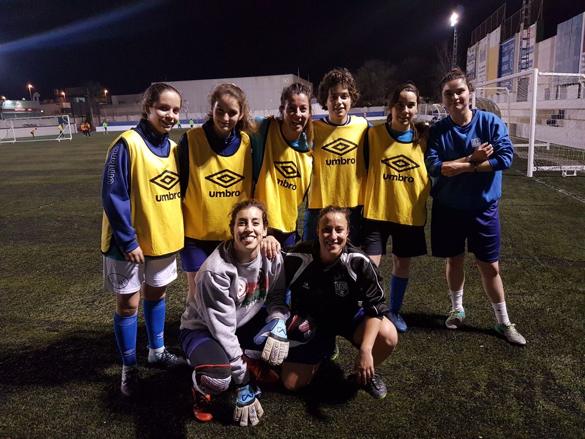 chuwoM's tweet photo. Unas crak con una visitante de lujo, Lorena visito a sus compañeras y entreno con ellas https://t.co/VKFcW7GOyS