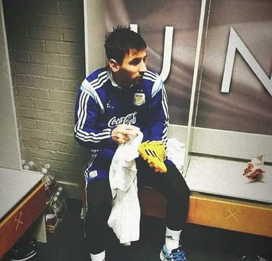 El vestuario de la academia del Manchester United tiene una foto en la pared de Messi limpiando sus propias botas, para asegurarse de que sus jóvenes entiendan la importancia de ser humilde... 👏