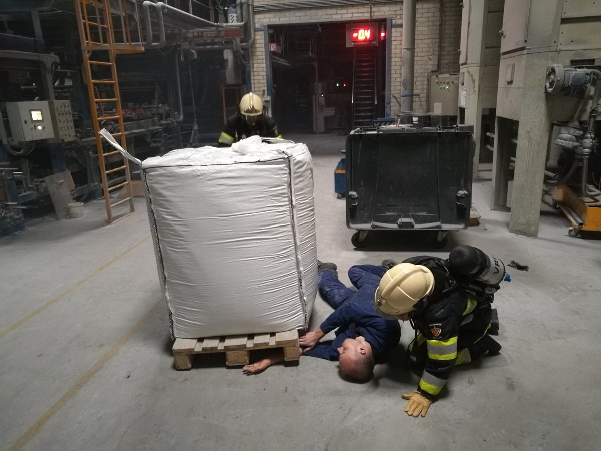 Brandweer_Sneek's tweet photo. Vanavond oefenen samen met post #IJlst te #ijlst.
Een mooie inzet brand met een aantal slachtoffers.
Zowel brand als beknelling. https://t.co/ueB6WniMX0