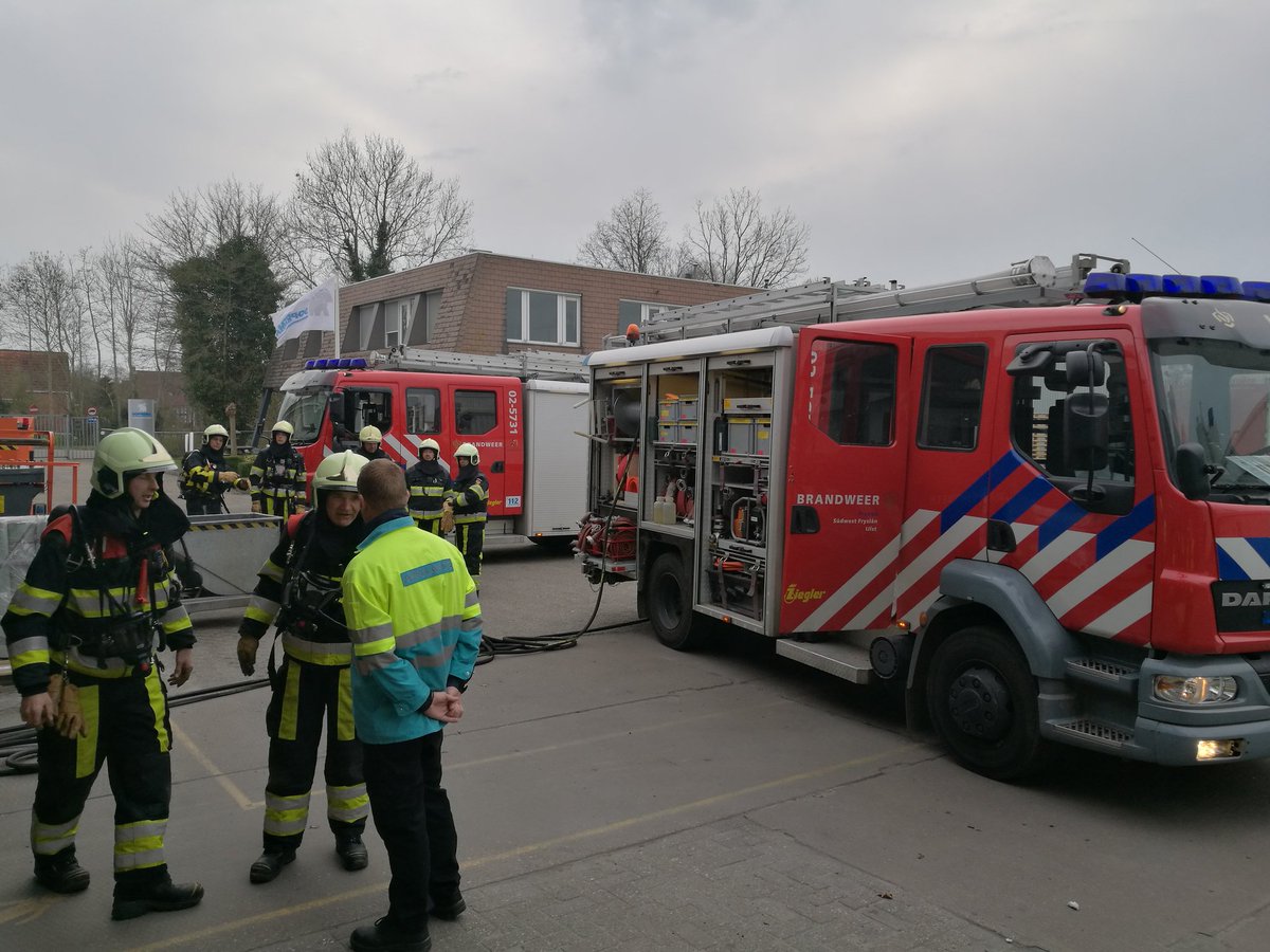 Brandweer_Sneek's tweet photo. Vanavond oefenen samen met post #IJlst te #ijlst.
Een mooie inzet brand met een aantal slachtoffers.
Zowel brand als beknelling. https://t.co/ueB6WniMX0