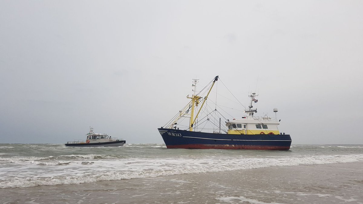 #Kotter vast gelopen op het #strand van #ameland. #Runner maakt sleepverbinding maar krijgt de kotter niet meer los, Vannacht een nieuwe poging. @Kustwacht_NL