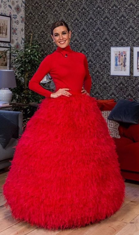 CreadoresACME's tweet photo. Impresionante el look de @_JorgeAcuna que luce hoy @raqsanchezsilva en @MaestrosCostura | #MAESTROSDELACOSTURA https://t.co/TBHlkddGJG
