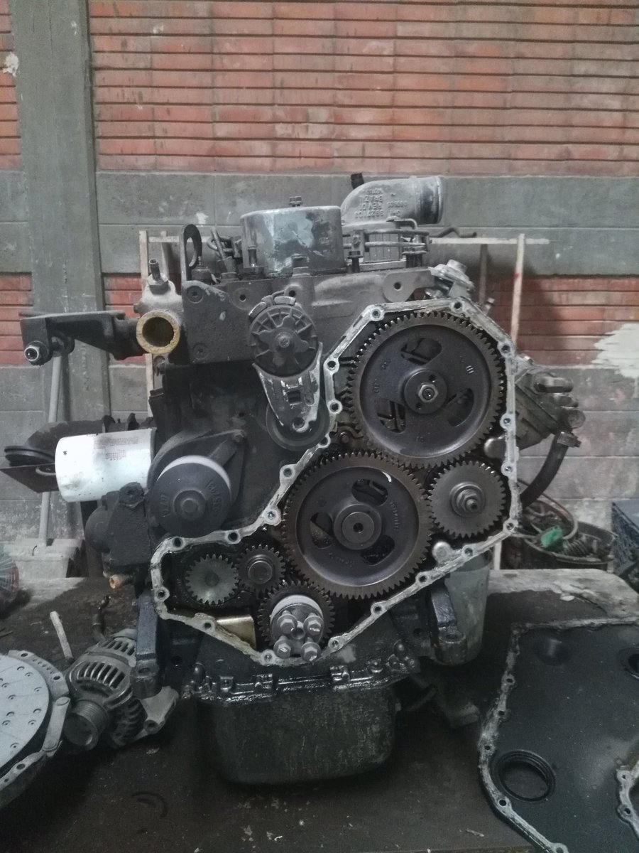 FERTIVENCA's tweet photo. El equipo de taller mecánico de @AlfaYesos repotenciando un motor diesel de un Ford Cargo 815. https://t.co/ehUhC3iP7d