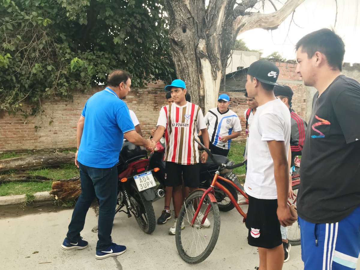 miguelisaok's tweet photo. Los profes Marcos y Marcelo dedican tiempo y esfuerzo entrenando a chicos de la 3° y 4° división del club Villa Pimavera. 
Lo hacen gratis, para brindarles un espacio de esparcimiento y deporte.
Voluntariado: un camino de amor para afianzar el tejido social. https://t.co/KQK13NtRK7
