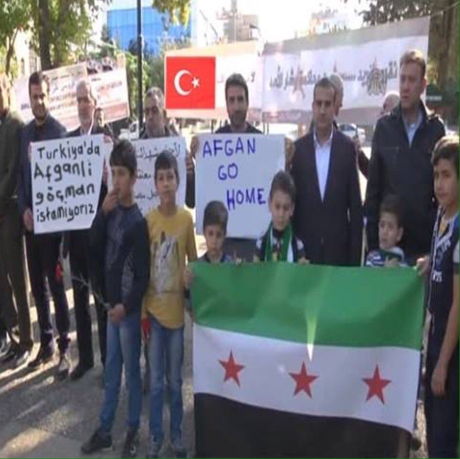 Şakaydı gerçek oldu❗️

Hatay'da yaşayan Suriye'li göcmenler..Son günlerde binlerce Afgan'ın Türkiye'ye gelmesini proteto edip,
basın açıklaması yaptılar❗️

"Son zamanlarda Türkiye yol geçen hanı oldu"
Nerde bu millet,nerde bu devlet diye isyan ettiler😂