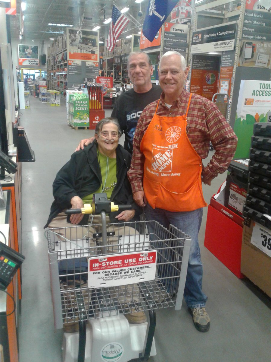 shayrellc's tweet photo. Shout out to Rudy D26! He had a customer came back just to give him a hug and praise for all the help he gave them for getting a credit card and a water heater install. #Team8580 https://t.co/fvDPtHyXnW