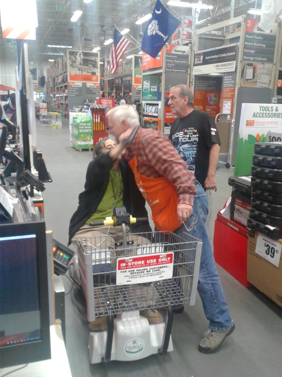 shayrellc's tweet photo. Shout out to Rudy D26! He had a customer came back just to give him a hug and praise for all the help he gave them for getting a credit card and a water heater install. #Team8580 https://t.co/fvDPtHyXnW