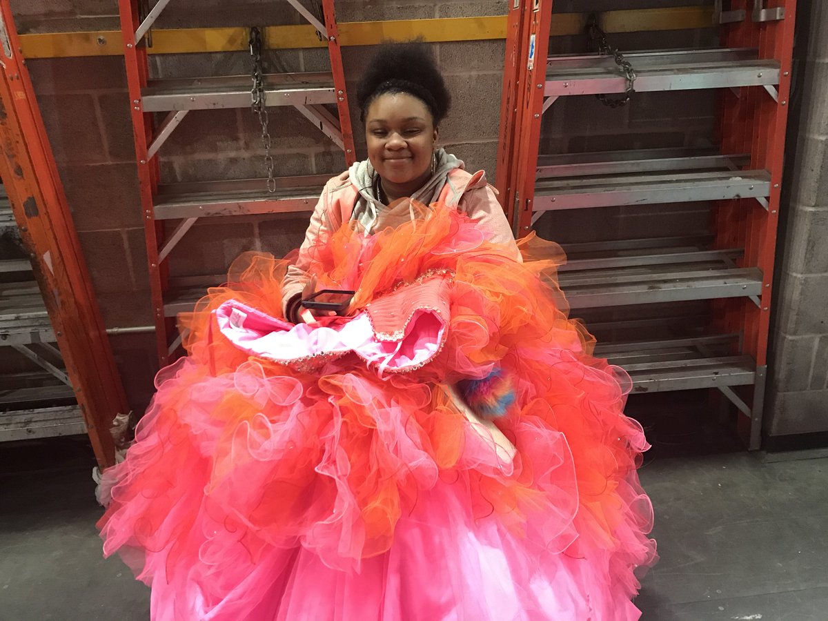MPerlmanNews's tweet photo. Big dress goals. #gownsforprom @news4buffalo https://t.co/b77hkpOo6Y