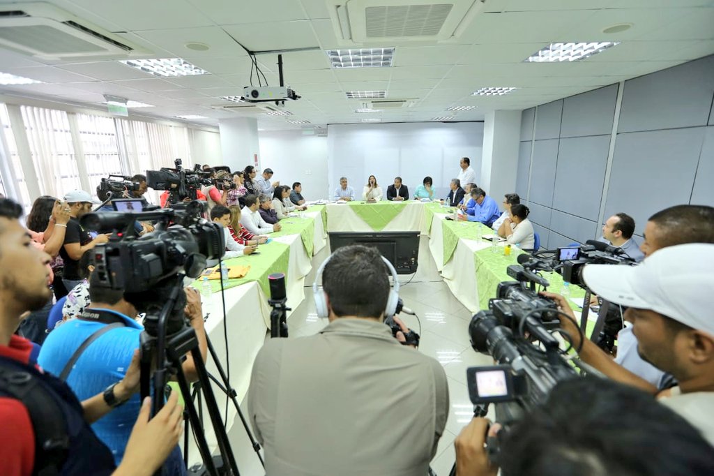 loor_rogger's tweet photo. Esta tarde en Manta se reunió el #ComitéDeReconstrucción liderado por nuestra Vicepresidenta @marialevicuna , el #GobiernoDeTodos reitera su compromiso por impulsar la reactivación económica y productiva de Manabí y Esmeraldas. 

¡Vamos Por Un Mejor País!

#ReconstruimosComunidad https://t.co/auoFj4fNY0