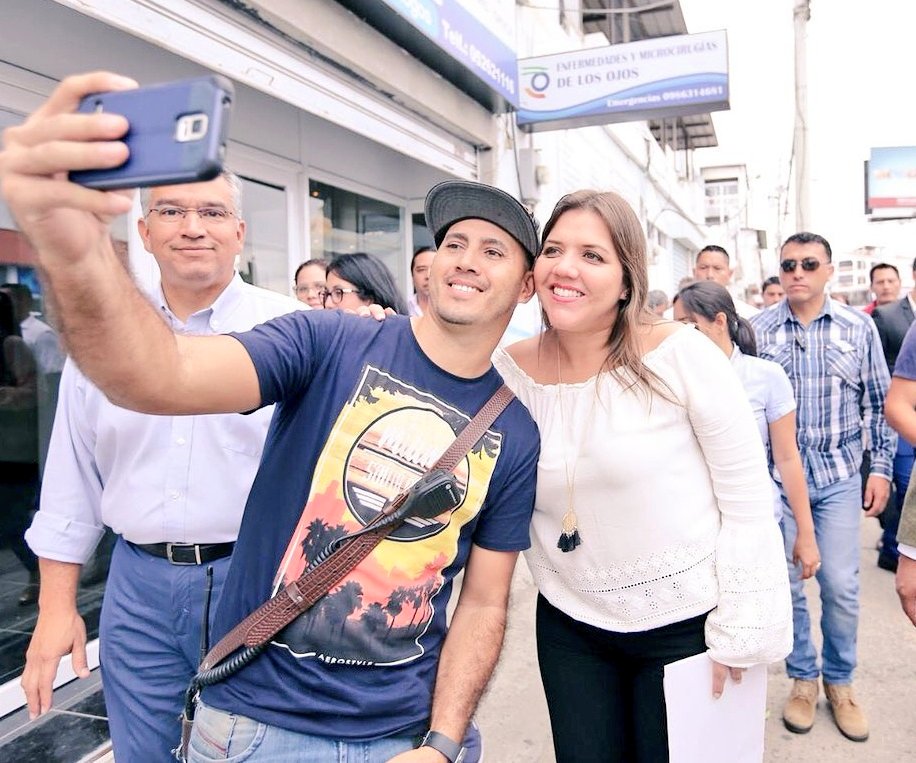 loor_rogger's tweet photo. Esta tarde en Manta se reunió el #ComitéDeReconstrucción liderado por nuestra Vicepresidenta @marialevicuna , el #GobiernoDeTodos reitera su compromiso por impulsar la reactivación económica y productiva de Manabí y Esmeraldas. 

¡Vamos Por Un Mejor País!

#ReconstruimosComunidad https://t.co/auoFj4fNY0