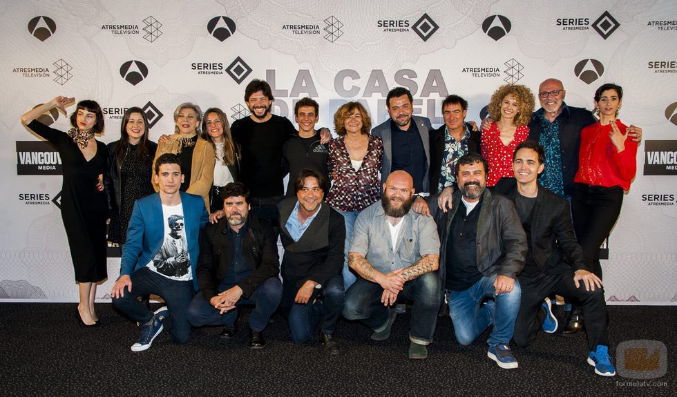lacasadepapelus's tweet photo. WONDERFUL FAMILY💍❤
#LaCasaDePapel2 #Netflix #ElProfesor #VisAVis #la_casa_de_papel #bellaciao
#lacasadepapel #MoneyHeist #Berlin #Professo https://t.co/jLdrMEW0g2