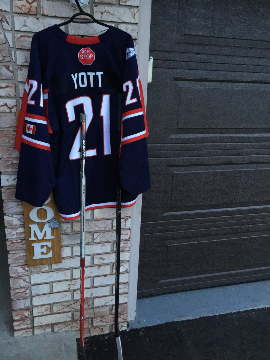 sandi_yott's tweet photo. For the 15 lives lost and those still fighting 💙 #PutYourSticksOut #HumboldtStrong https://t.co/E26BkS4Pes