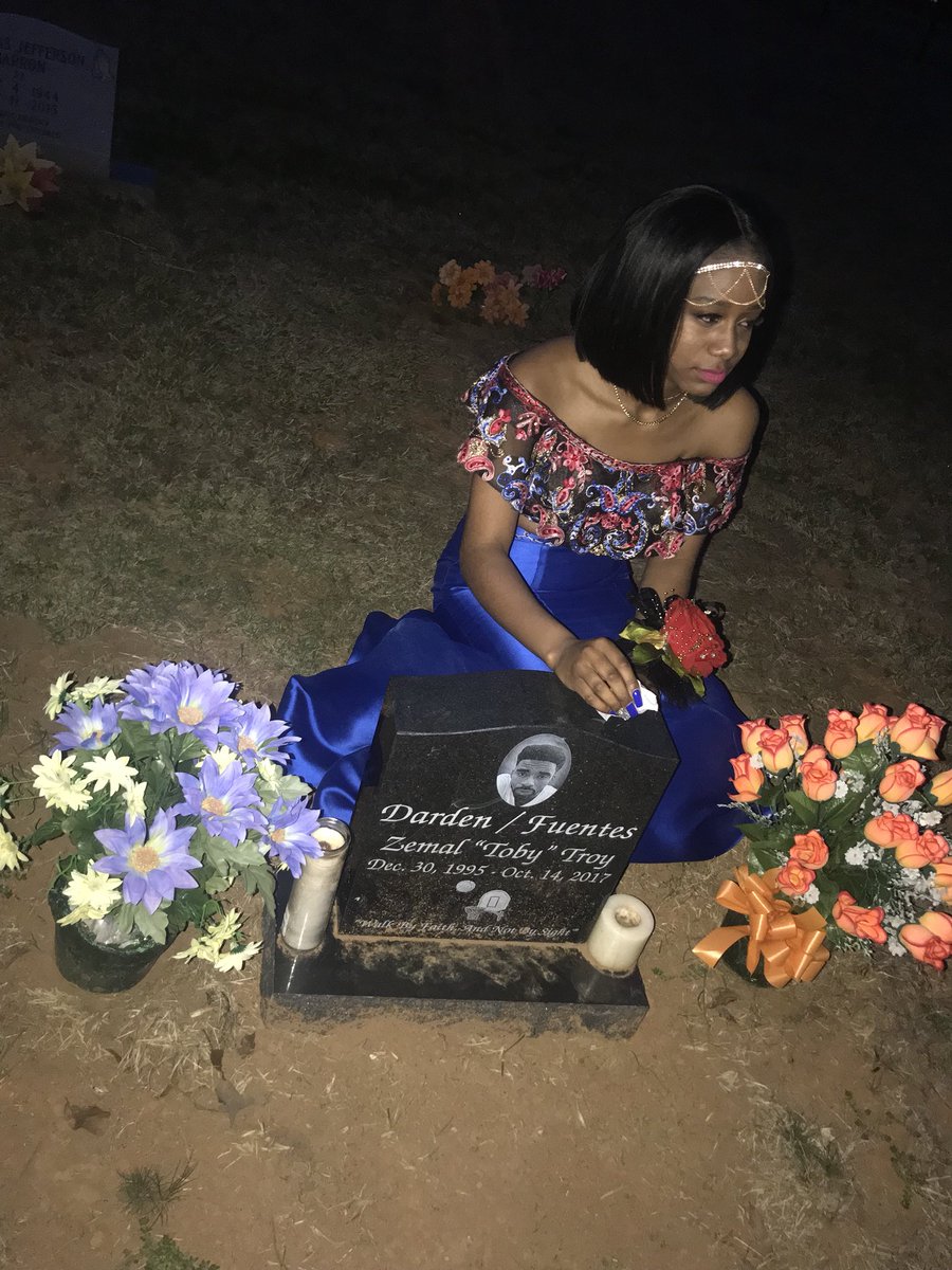 iiam_janiah's tweet photo. #LongLiveToby #LongLiveUnc 🙏🏾Senior prom and you weren’t here . i can only imagine graduation 😪We love you always ✊🏾💙 https://t.co/LrNOLTfy3v